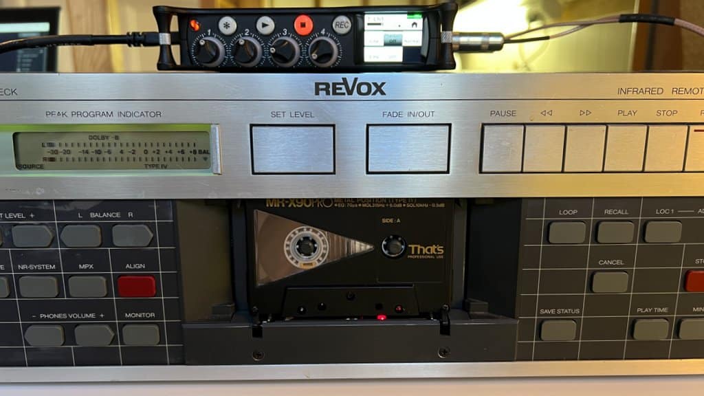 C-kasetti paikallaan C-kasettisoittimessa